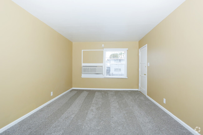 1BR, 1BA 650 SF Living Room - Clark Maryland Apartments