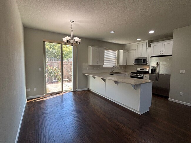 Building Photo - Modern Townhome Available in Wilsonville