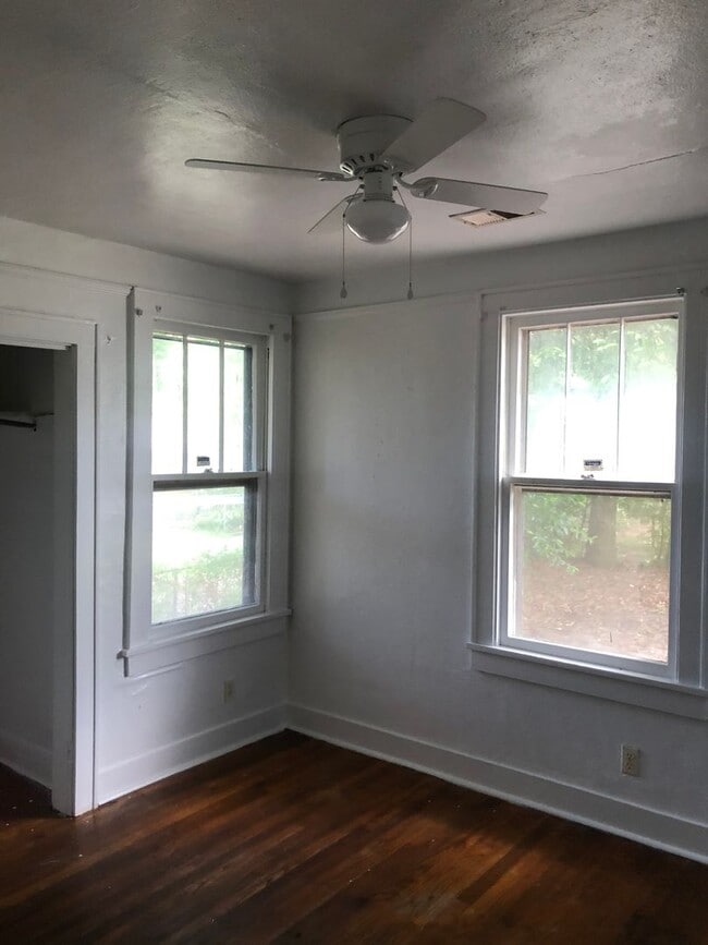 Building Photo - Charming Ranch