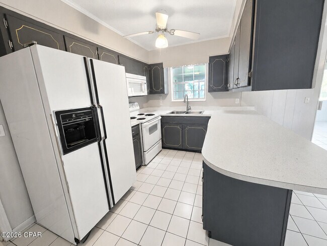 Building Photo - 215 S Kimbrel Ave
