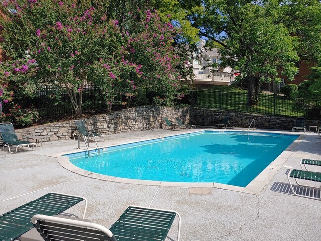 Foto del edificio - 407 Clairton Ct