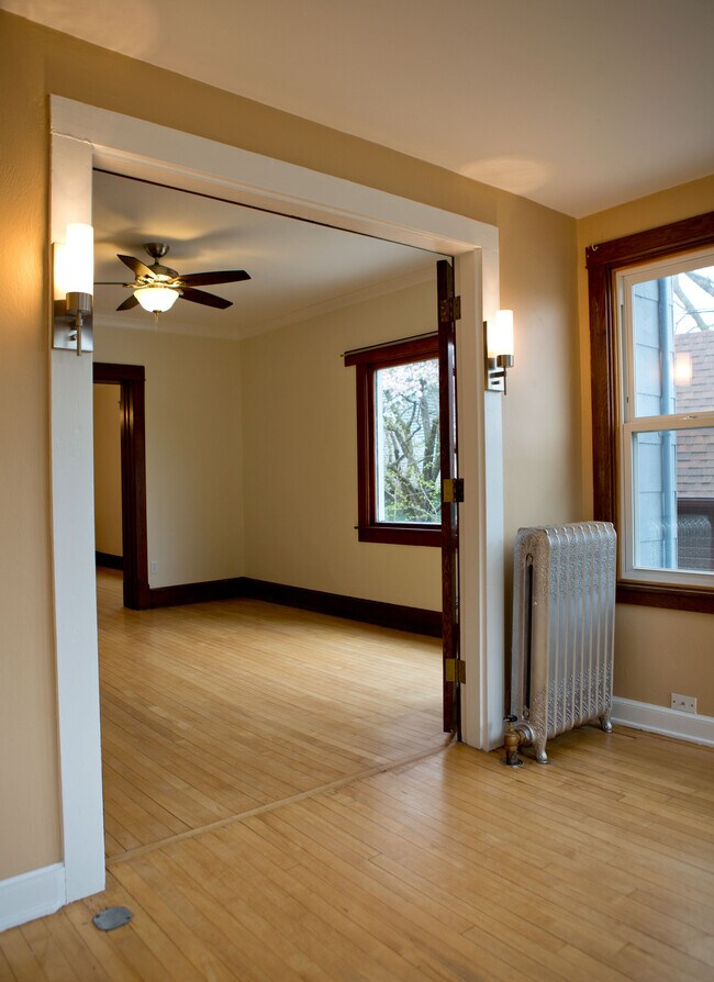 Building Photo - 225 Buell St