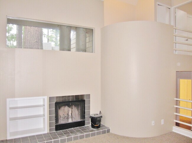 Foto del edificio - Spacious Lake Oswego 2Bdr w/Fireplace, Dishwasher, W/D, & Balcony!