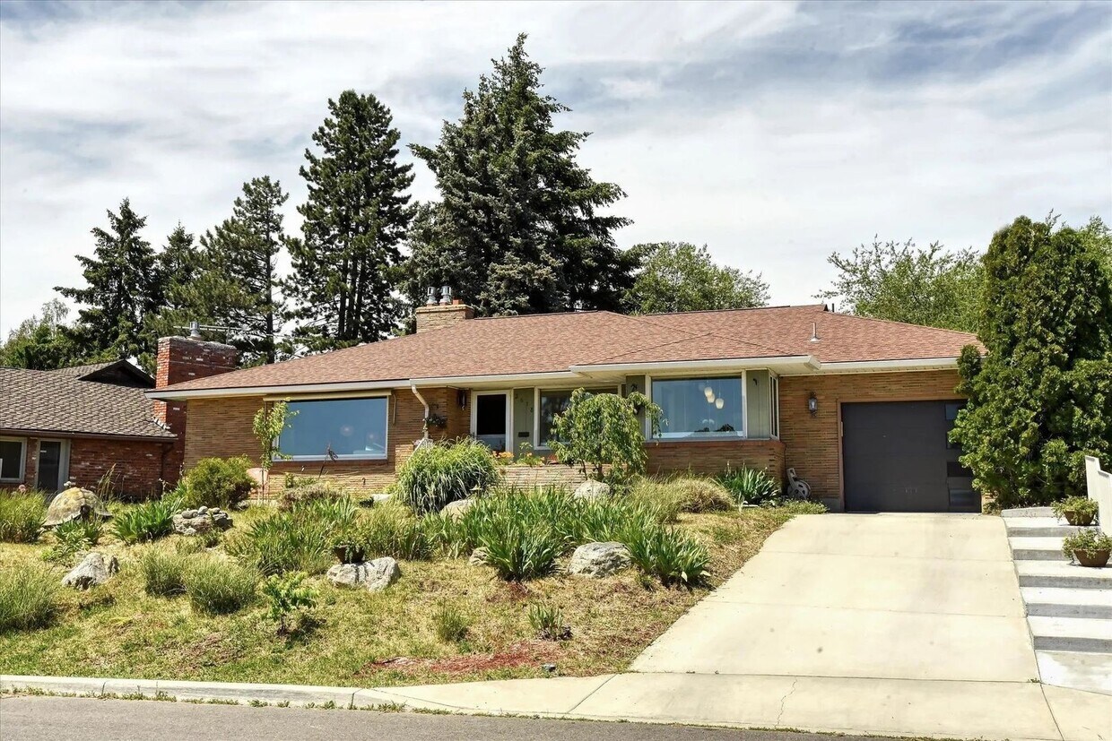Primary Photo - Inviting 3 Bed, 2 Bath Home with a View!
