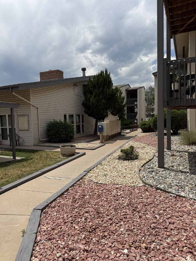 Building Photo - Updated & Clean 2BR Condo - Utilities Included - Laundry, Parking & Pool