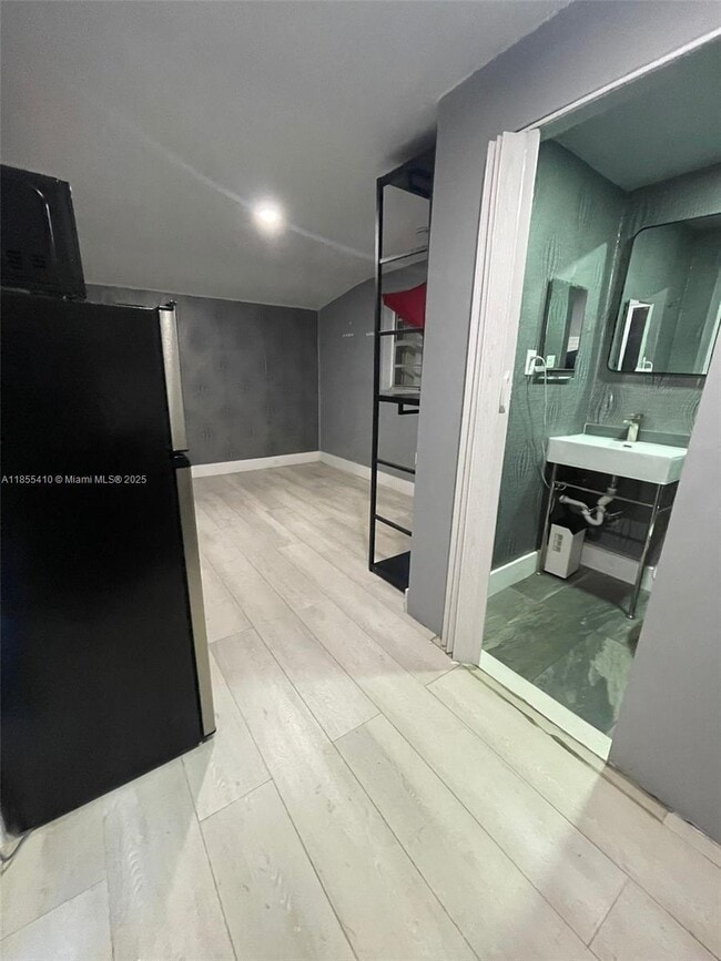 Foto del edificio - 1090 W 60th St