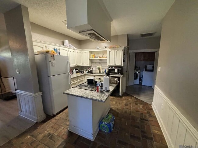 Building Photo - 10253 Stonehaven Ave