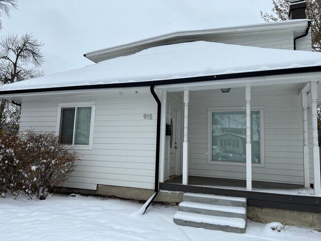 Building Photo - 3 bedroom home downtown!
