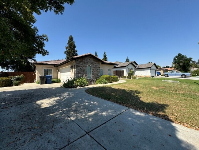 Building Photo - Northwest Bakersfield Home!