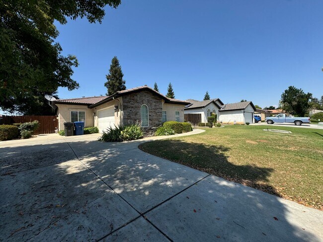 Foto del edificio - Northwest Bakersfield Home!