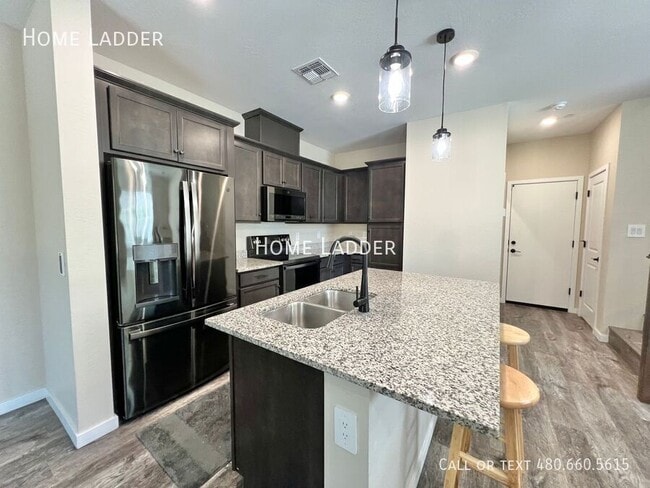 Building Photo - 779 E Doral Ave
