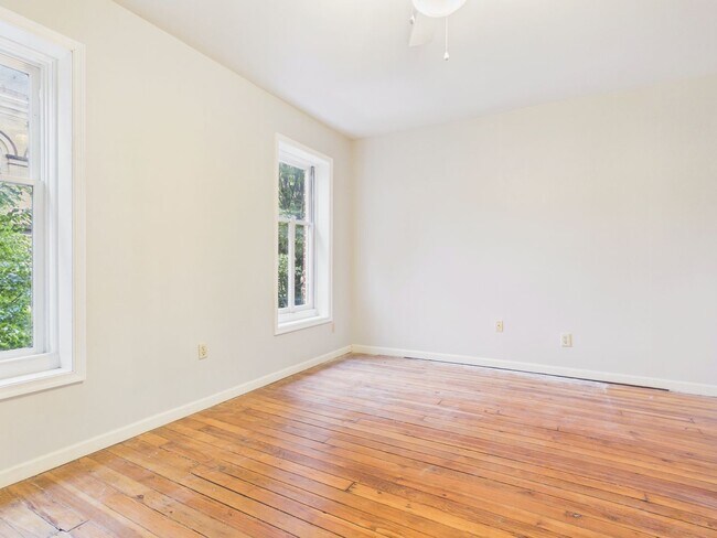 Building Photo - 4 Bedroom on Green Street