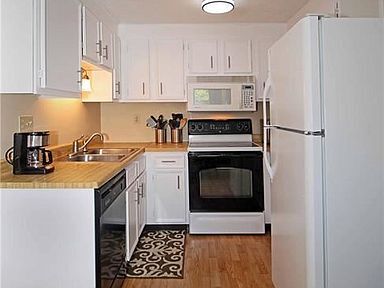 Foto del edificio - 3143 Laurel Ridge Cir