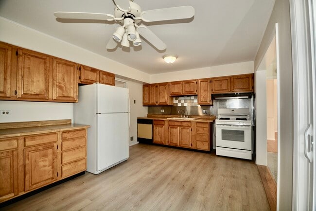 Building Photo - 609 Loomis St