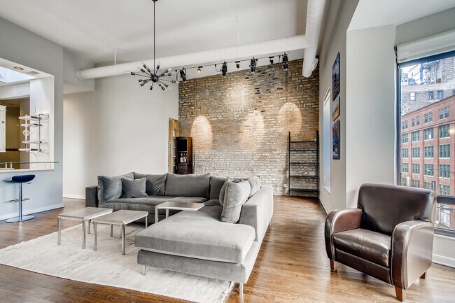 Building Photo - 503 N Wells St