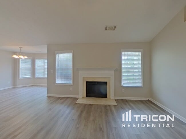 Building Photo - 912 Roxeywood Dr