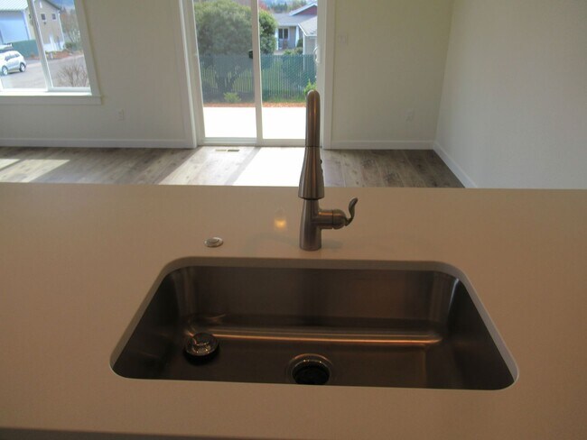 Foto del edificio - Newer Three Bedroom Duplex