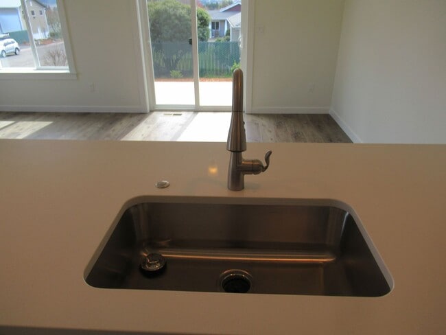 Building Photo - Newer Three Bedroom Duplex