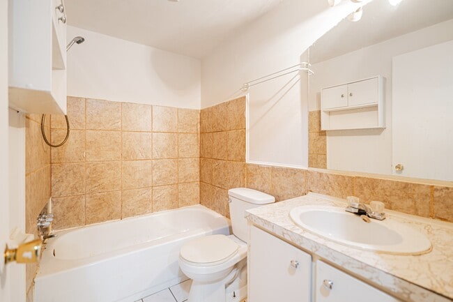 Building Photo - 444 Rue Moreau