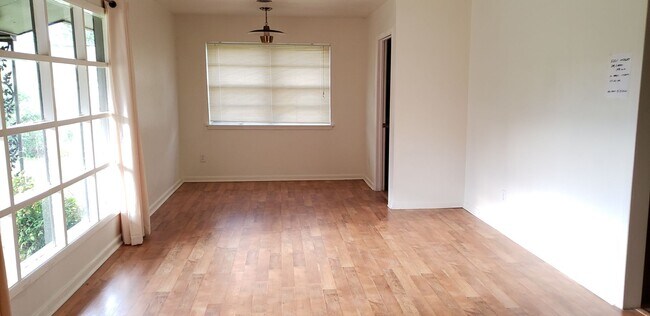 Building Photo - 3 Bedroom 2 Bathroom Home with Garage