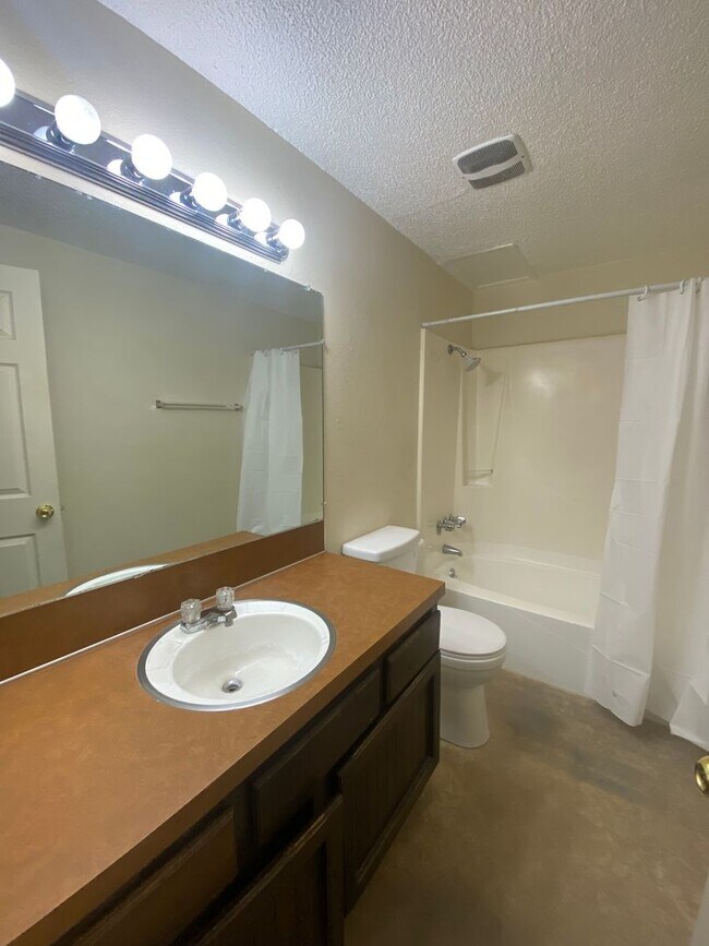 Building Photo - Great Value!!! 3 bed, 1 bath apartment