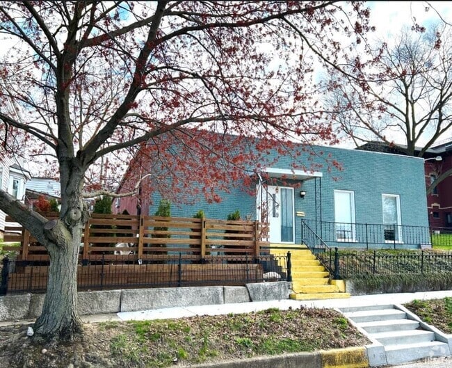 Building Photo - 605 N 7th St