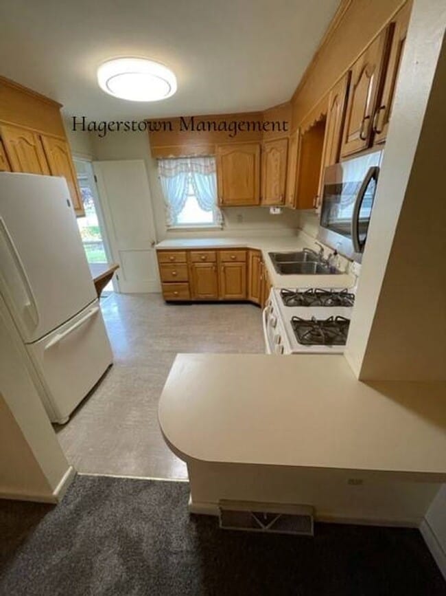 Building Photo - Charming Cape Cod in Halfway