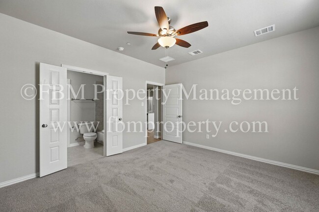 Building Photo - 2117 Luna Dr