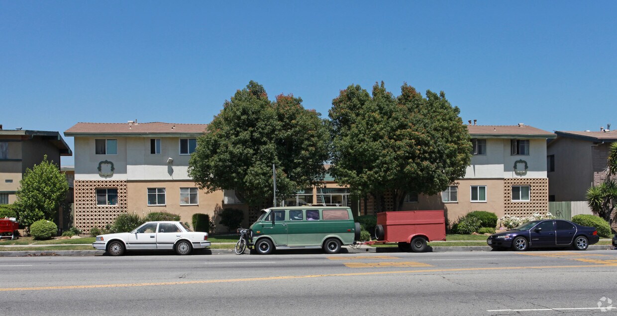 Foto del edificio - 8760 Woodman Ave