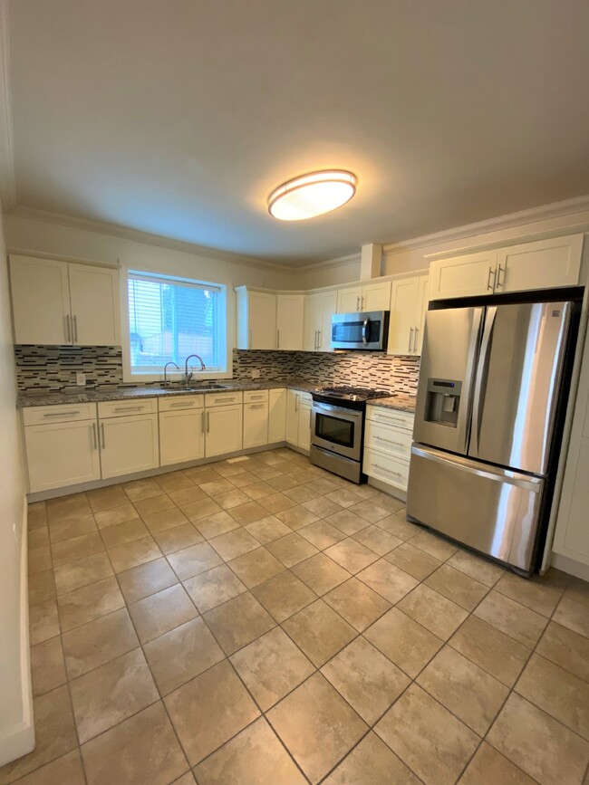 Building Photo - Modern and Spacious 2-Bedroom Rental in Wo...
