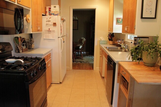 Foto del edificio - Light-Filled 3bd/2ba Rambler in Prime West Bloomington Location - Available April 1st.