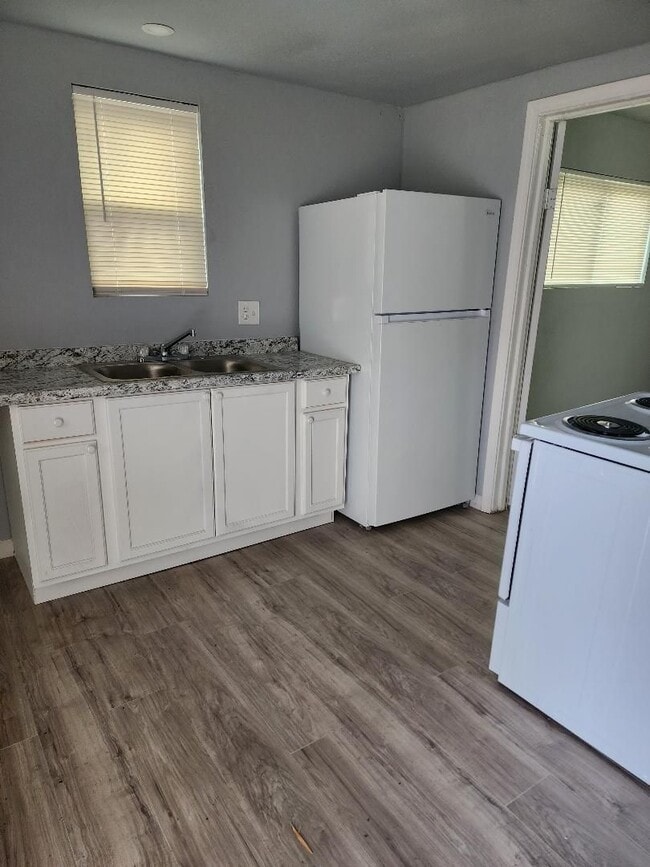 Building Photo - First month rent Free! All utilities paid!