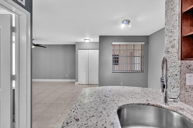 Foto del edificio - 2880 N Oakland Forest Dr