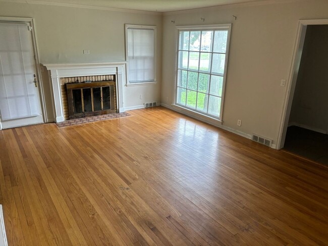 Building Photo - Beautiful 3 Bedroom 1 Bathroom Morton Meadows Cottage