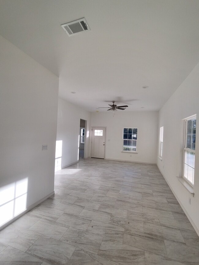 Building Photo - 390 Jordan Dr