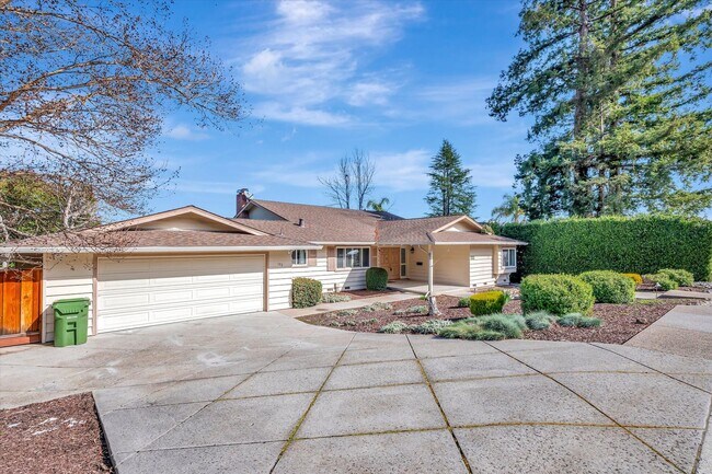 Foto del edificio - Tri-Level Home in Los Gatos