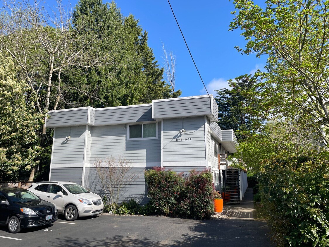 Foto principal - Upper 2bed, hardwoods, dishwasher, on-site...