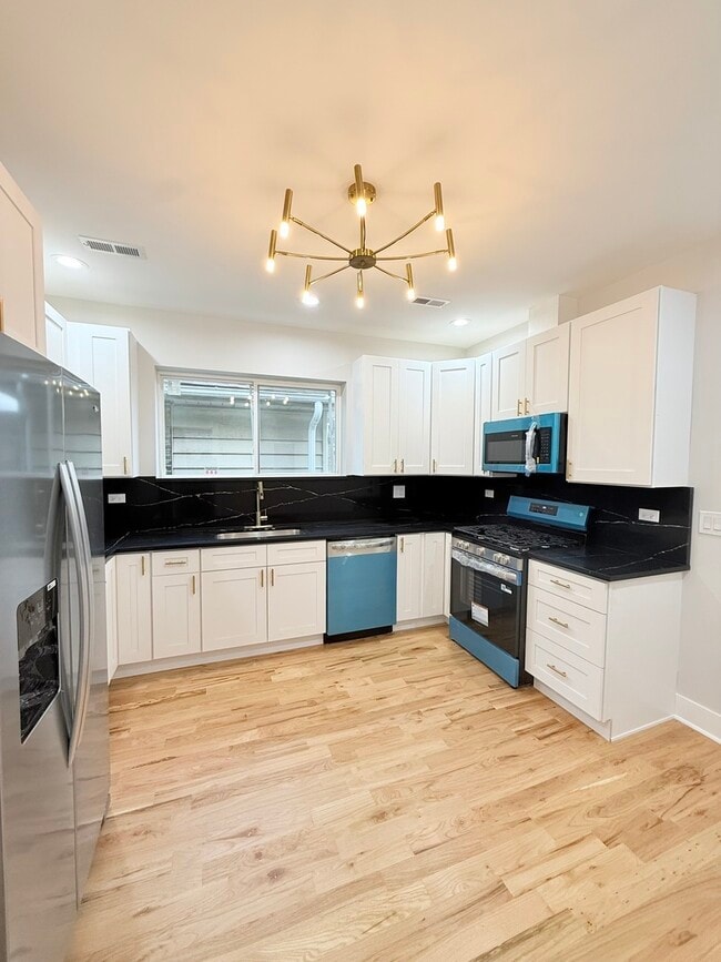 Kitchen R - 7718 S Bishop St