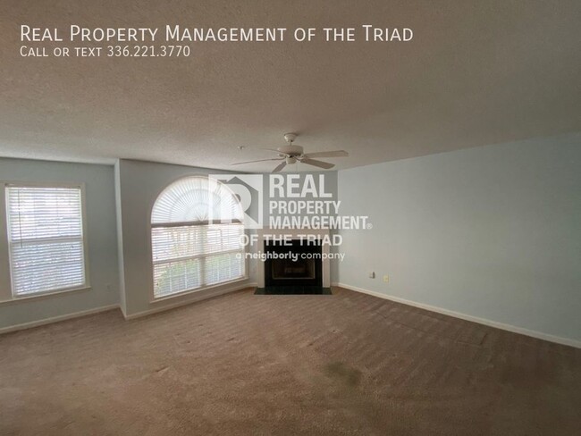 Building Photo - Ground Level 2 Bed / 2 Bath Condo Near Wen...