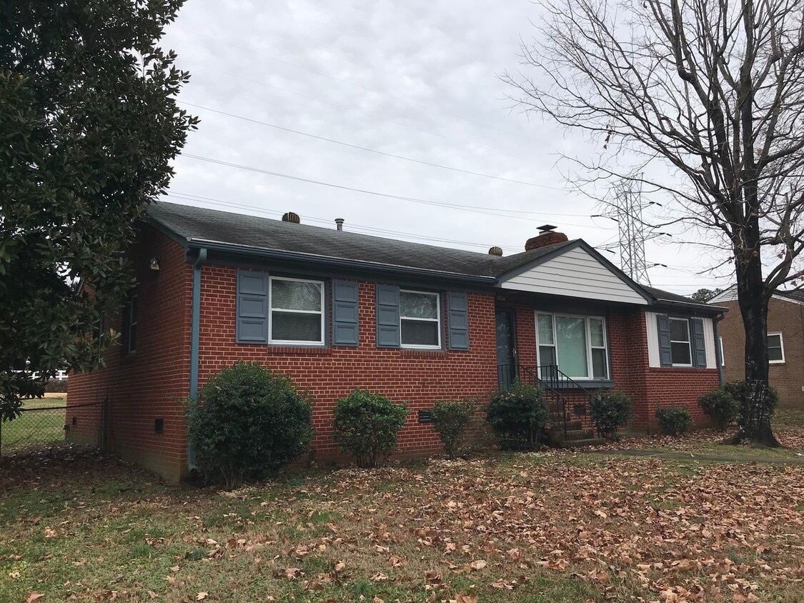 Primary Photo - -- AVAILABLE JULY 1ST -- 3 BR / 1 BA West ...