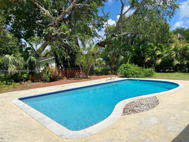 Foto del edificio - Southwest 77th Avenue, Pinecrest, FL 33156...