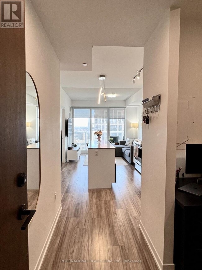 Photo du bâtiment - 4065-4065 Confederation Pkwy