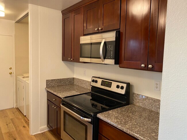 Oven Stove and Microwave Kit - 28911 Oakpath Dr