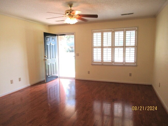 Foto del edificio - Tudor Place Subdivision