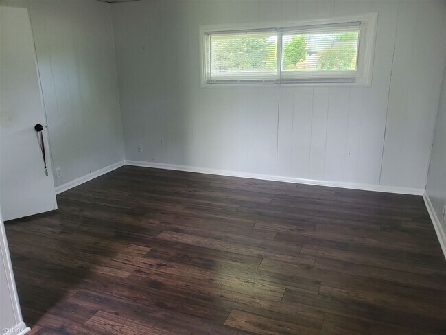 Building Photo - 3 br, 1 bath House - 6627 State Road 31