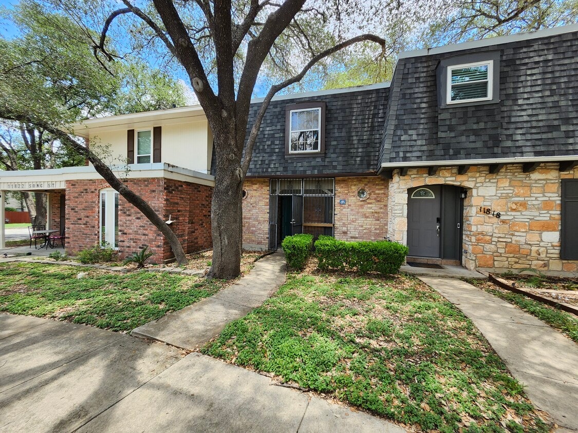 Middle unit. - 11820 Song St