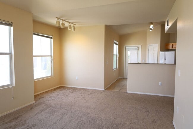 Foto del edificio - Lovely 3 bed 2 bath condo in wonderful location just off the 215 & Tropicana!