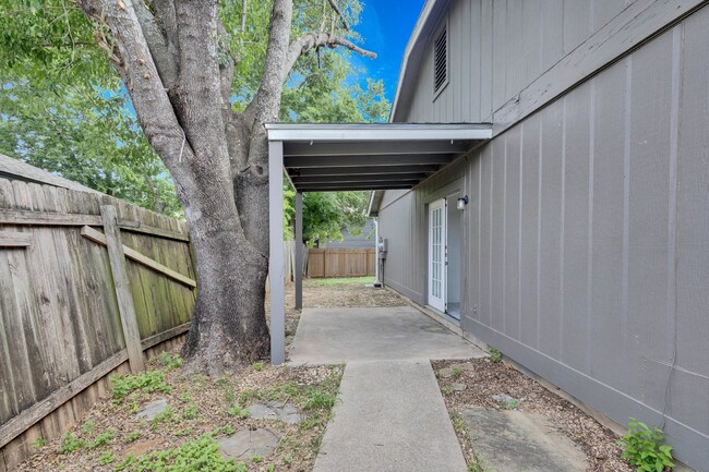 Building Photo - Adorable 3-Bedroom Duplex in Prime Austin ...