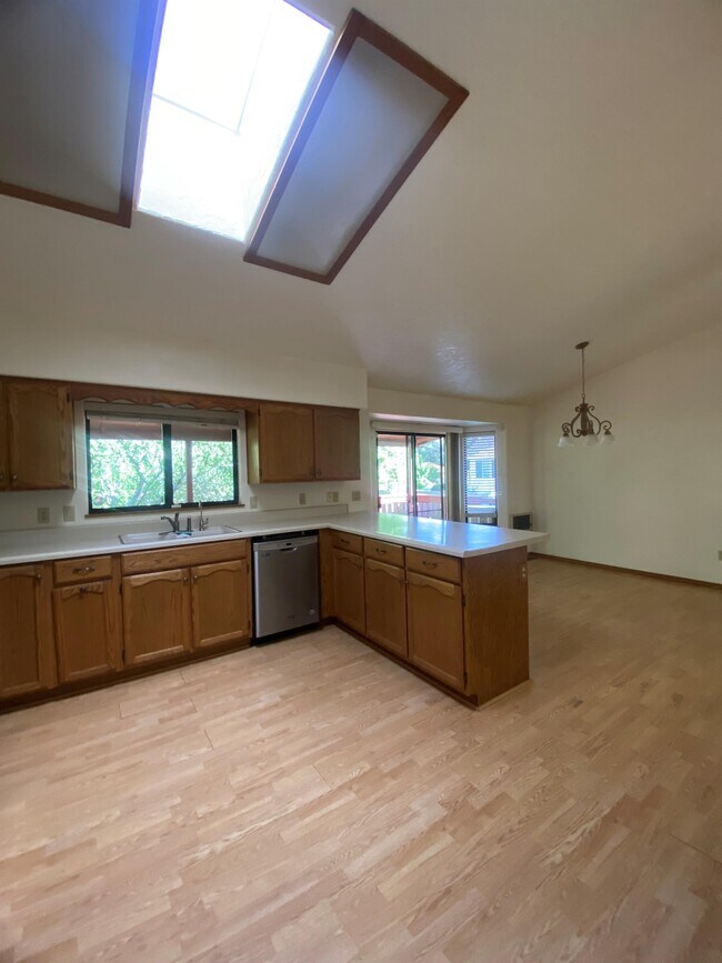 Building Photo - 1635 Cedarwood Dr