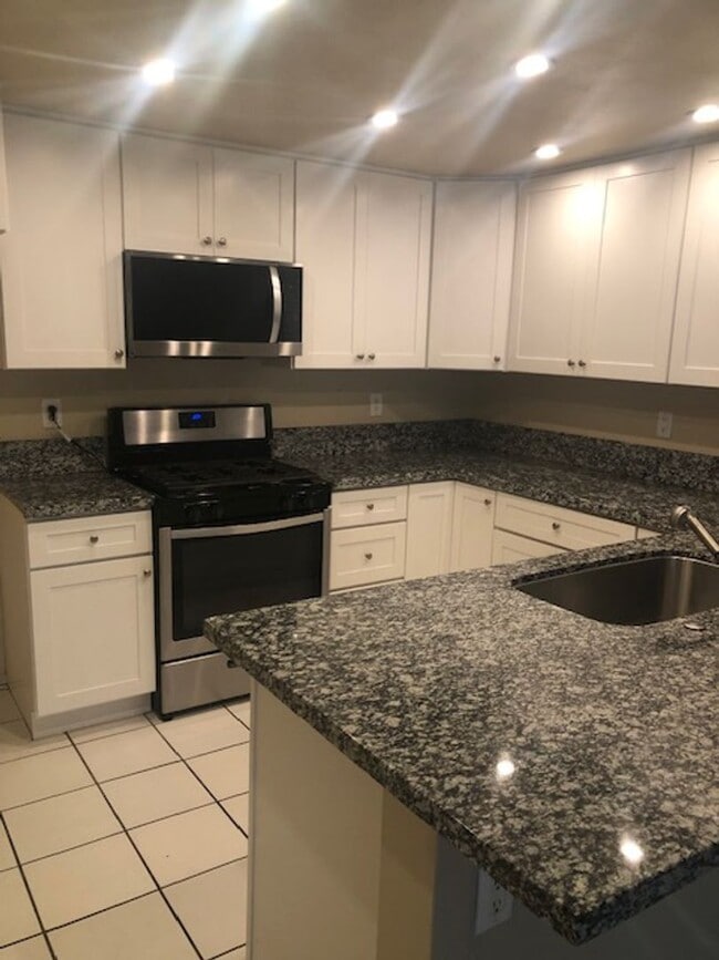 Foto del edificio - Beautifully Updated 3 Bed/2 Bath Single Fa...